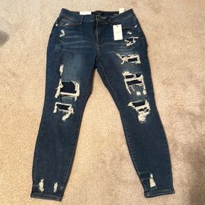 Judy blue Celia jeans 16w skinny fit rips have a Jean background